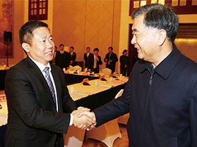 十九届中央政治局常委，第十三届全国政协主席汪洋与周海江握手合影