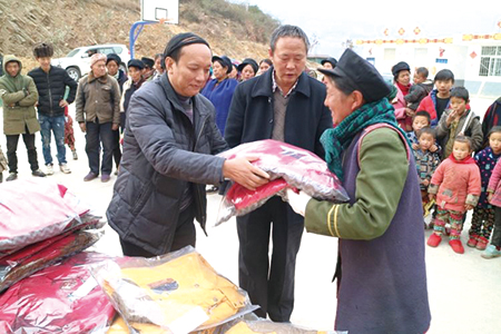 1_红豆捐赠的羽绒服到达贫困村民手中